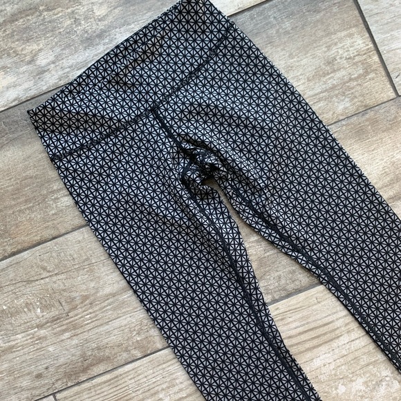 Lululemon • Black & Gray Wunder Under Leggings • 4 - Picture 10 of 16